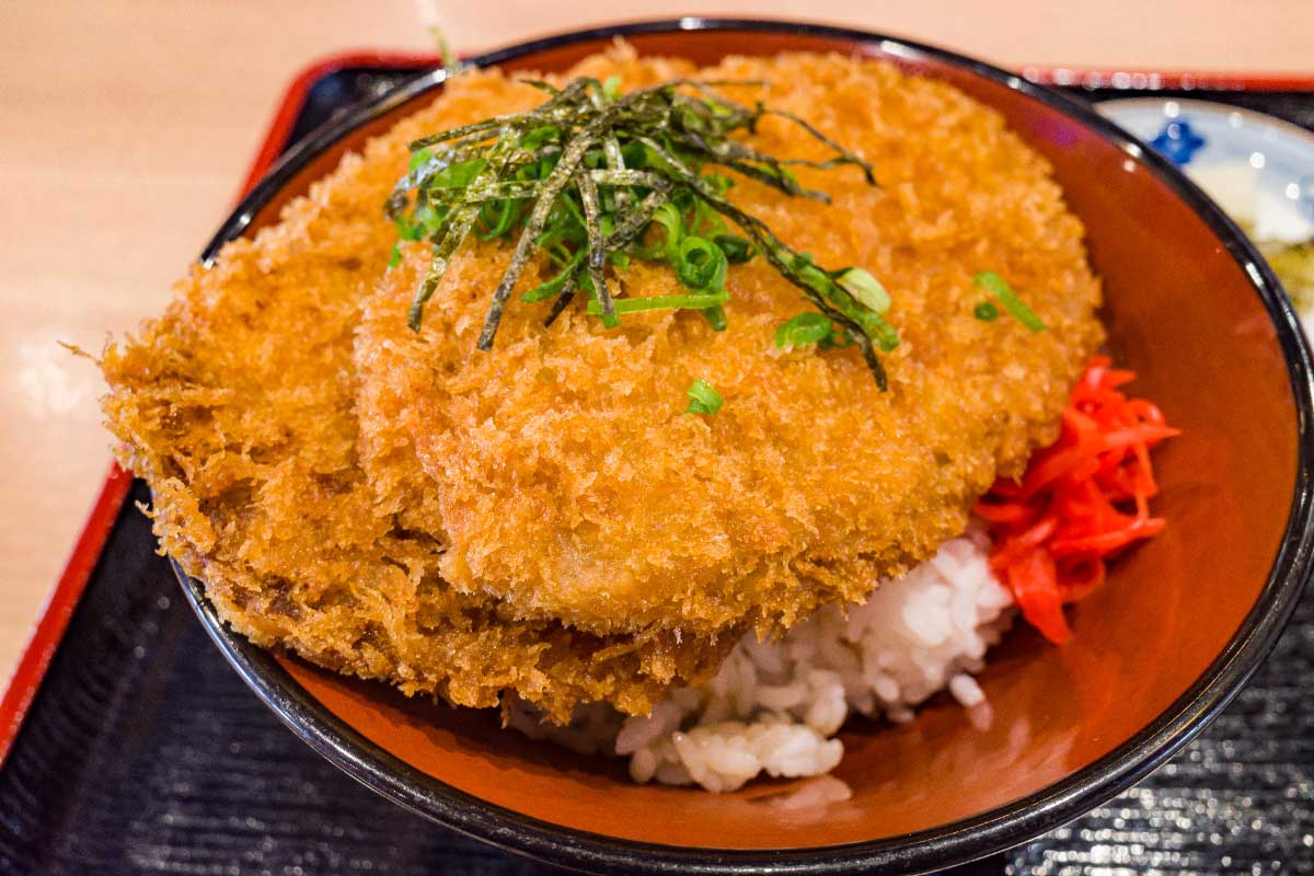 西武秩父駅直結の 秩父わらじかつ亭 で食べる姫豚わらじかつ丼はおすすめ 物見遊山な日々