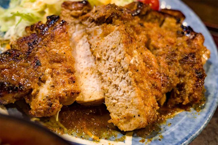 草津温泉「暖」の生姜焼き定食の生姜焼きの肉の断片