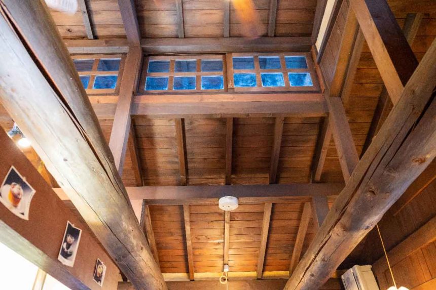 草津温泉「茶房ぐーてらいぜ」の店内の天井